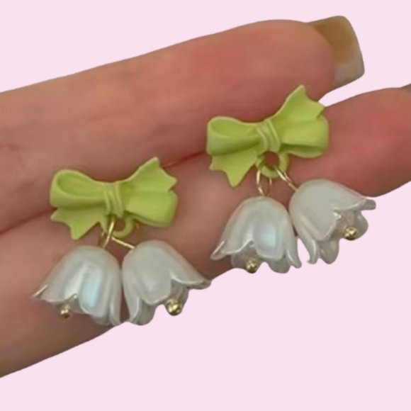 Fashion Jewelry Jewelry - ❗️5/$25❗️NWT Chic Olive Bow and White Petal Earrings